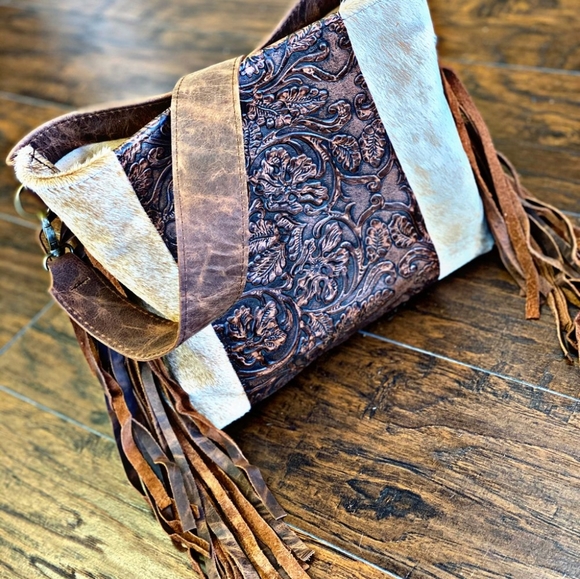 TTT LEATHERGOODS Handbags - TTT LEATHERGOODS CHEYENNE TOTE W/ FRINGE CONCEAL CARRY